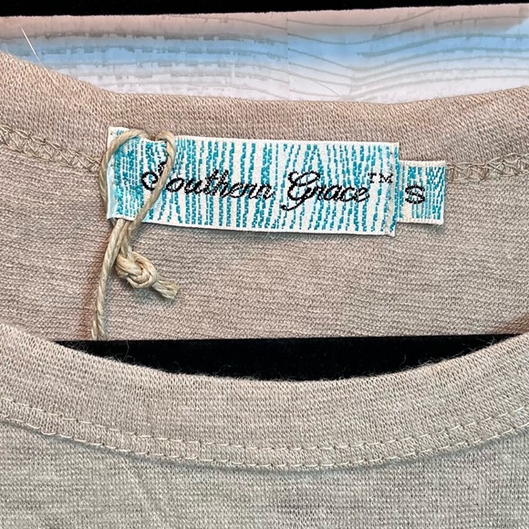 Southern Grace Women’s Tan Long Sleeve Baseball Santa Top. Size S - Picture 6 of 8